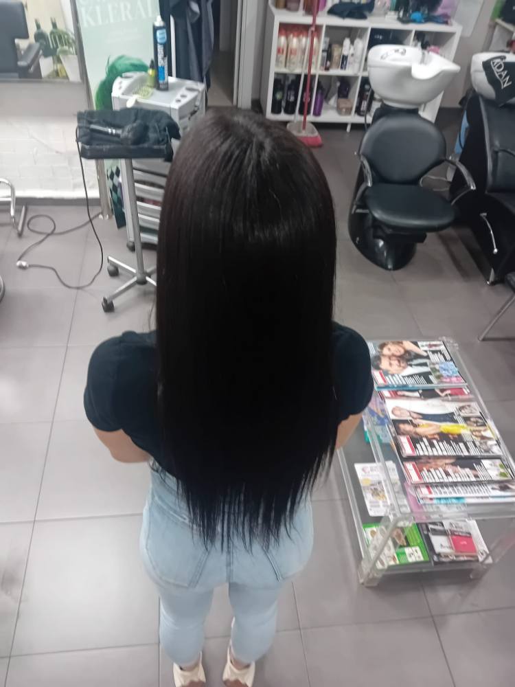 Melena morena larga lisa con brillo espejo