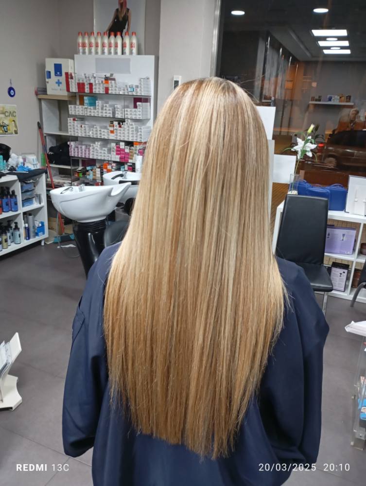 Melena rubia larga lisa con mechas, J. Galindo Estilistas Cartagena