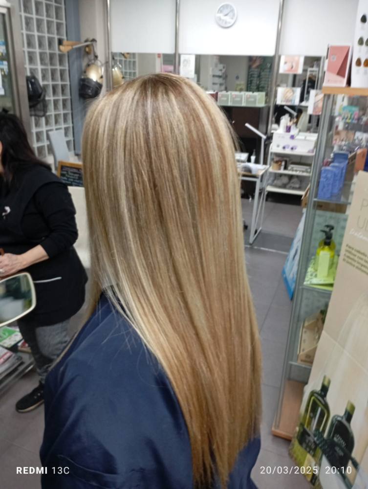 Melena rubia larga con raíz natural y brillo