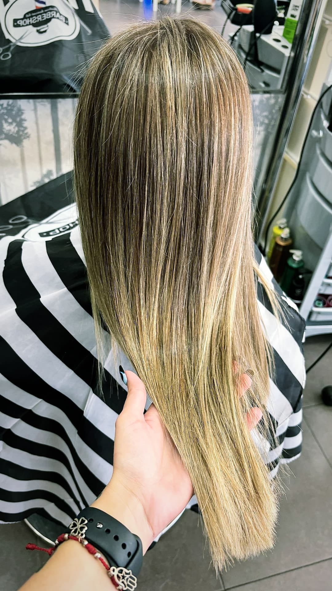 Melena rubia lisa con mechas iluminadas, trabajo real de J. Galindo Estilistas