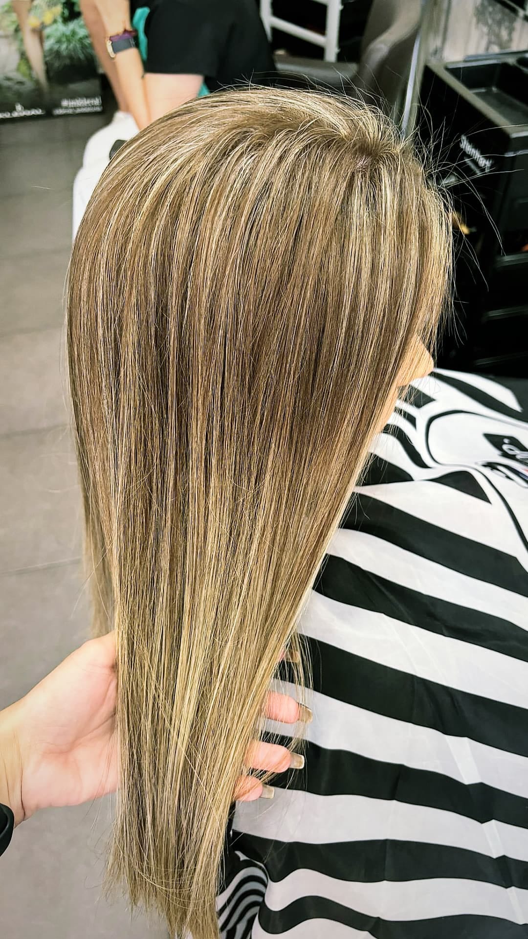 Melena rubia lisa con capas, vista trasera