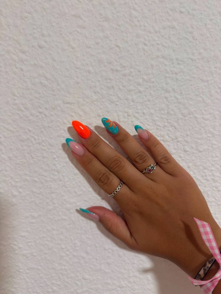 Nail art tropical con flor sobre uñas almendra, manicura de verano en J. Galindo Estilistas