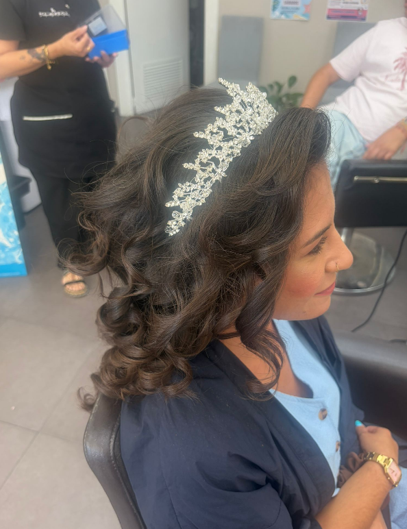 Recogido de novia con tocado de pedrería y ondas, realizado en J. Galindo Estilistas Cartagena