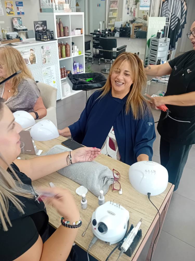 Estilista coloreando el cabello a una clienta en el salón J. Galindo Estilistas