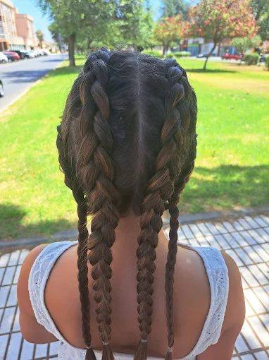 Trenzas boxeadoras dobles pegadas al cuero cabelludo, peinado de verano en J. Galindo Estilistas Cartagena