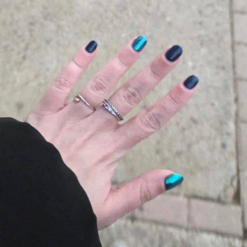 Manicura efecto espejo cromado en tonos azul y turquesa, uñas en J. Galindo Estilistas Cartagena