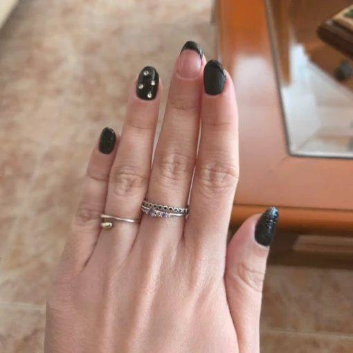 Manicura negra con French invertido y detalle de pedrería, uñas ovaladas en J. Galindo Estilistas
