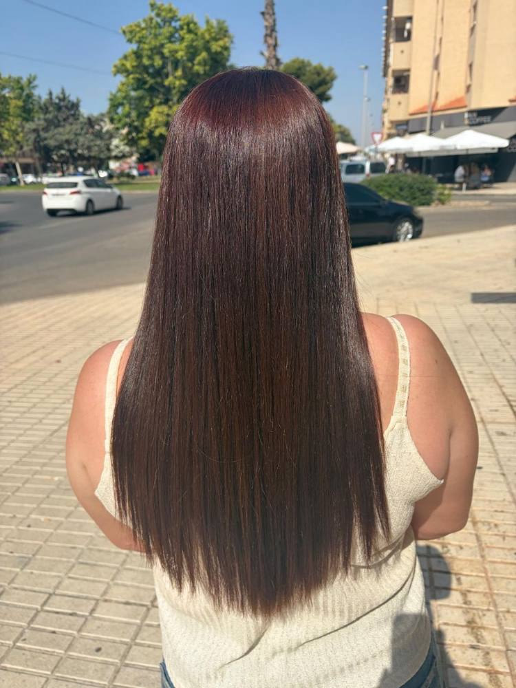 Cabello después: coloración al agua caoba con brillo espejo, trabajo real de J. Galindo Estilistas