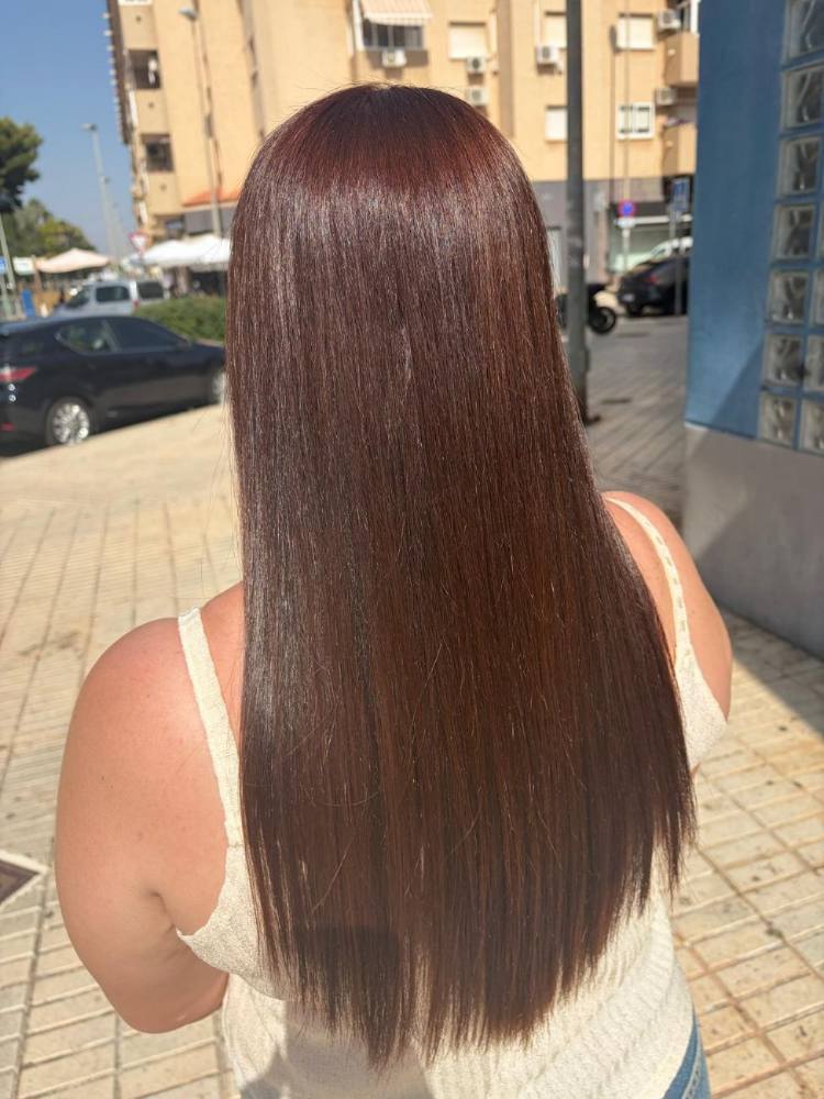 Coloración al agua caoba con brillo espejo y alisado en melena larga, Cartagena