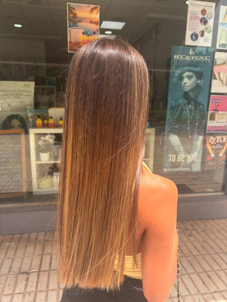 Melena larga con mechas bronde junto a la gama de productos profesionales, salón J. Galindo Estilistas Cartagena