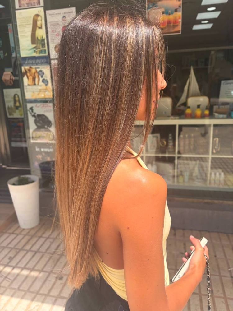 Mechas iluminadas y alisado con brillo en melena larga, trabajo de J. Galindo Estilistas Cartagena