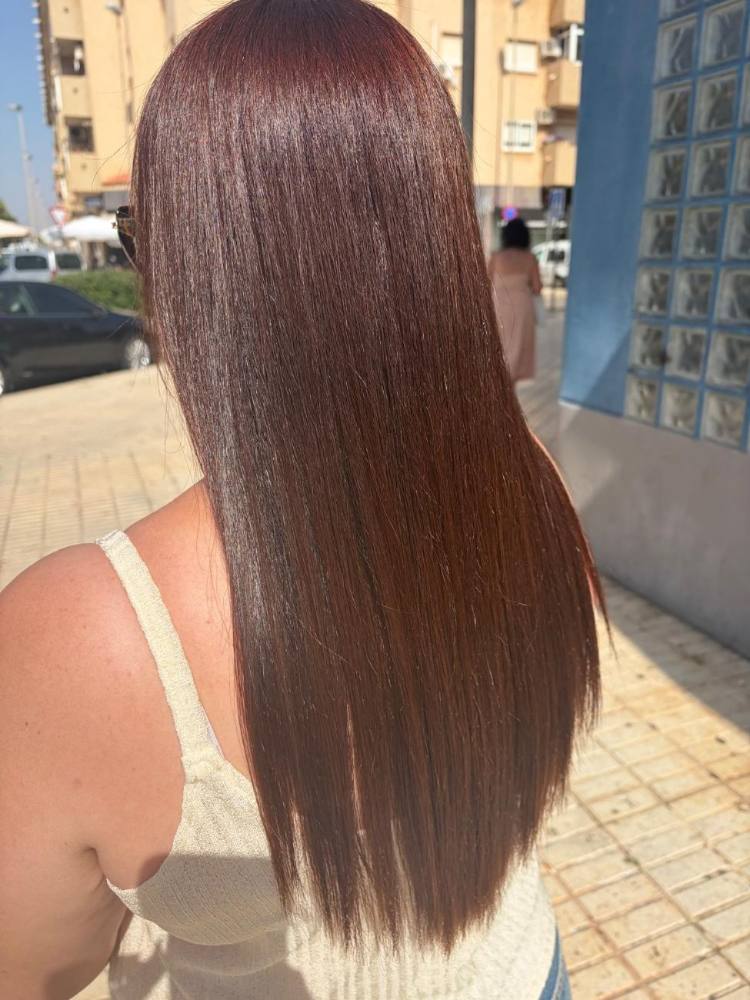 Coloración caoba con brillo espejo y alisado en melena larga, trabajo real de J. Galindo Estilistas