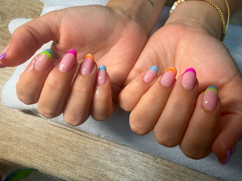 Manicura French pop multicolor en J. Galindo Estilistas Cartagena