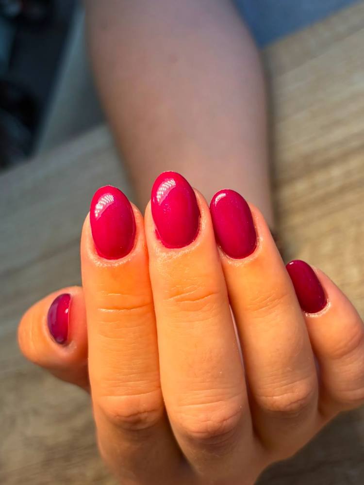 Manicura semipermanente en tono frambuesa, uñas ovaladas