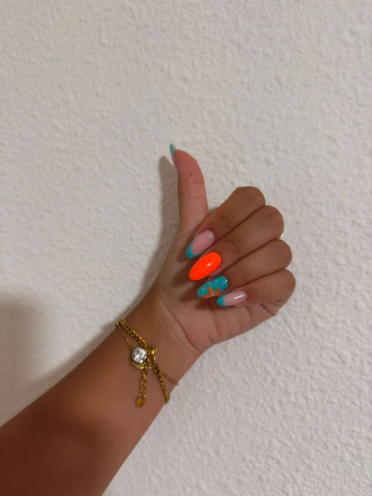 Nail art de verano naranja y turquesa con flores en Cartagena