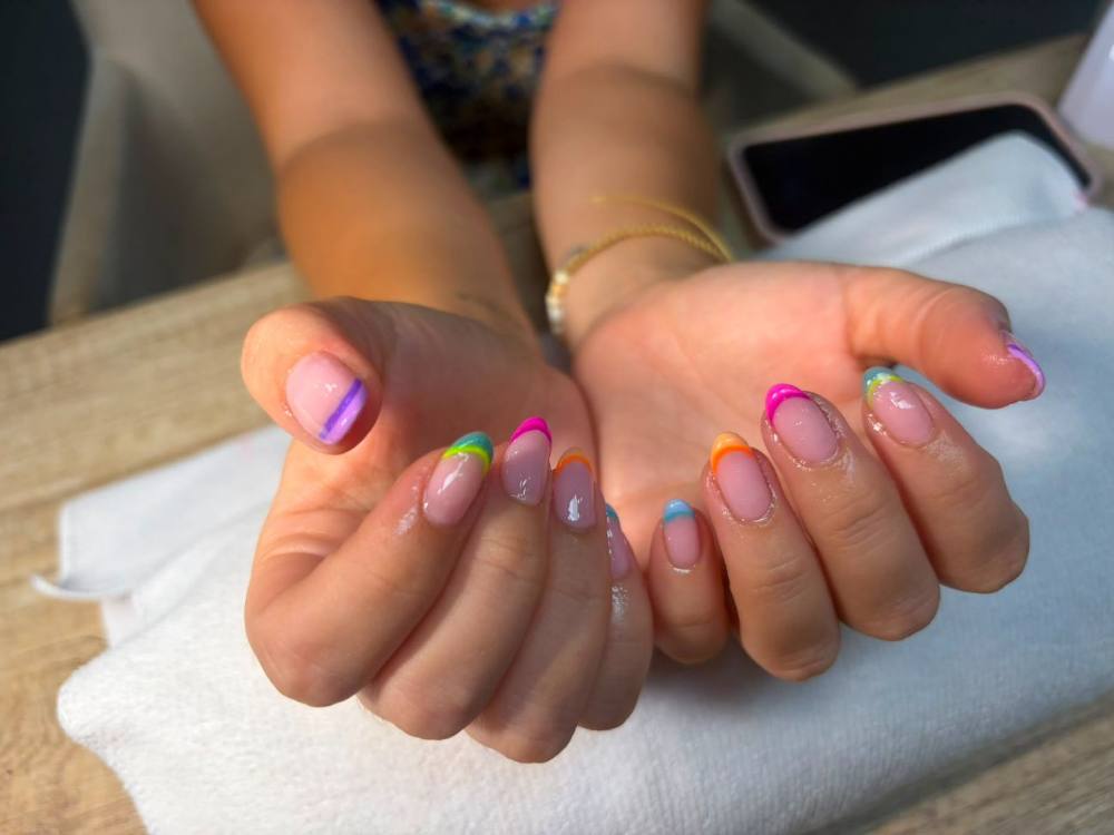 Uñas French de colores en almendra, manicura de verano